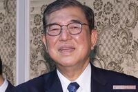 石破茂首相「わざと引きずってる?」『鳥取県人会』でも貫く“長すぎるズボン裾”と「記事にならん」鉄板ト…