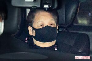 仲本工事さんの通夜が行われる斎場に車で到着した高木ブー