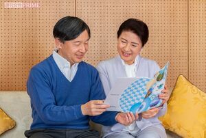 天皇陛下の御誕生日に際し、本を御覧になる天皇皇后両陛下（宮内庁提供・2021年）