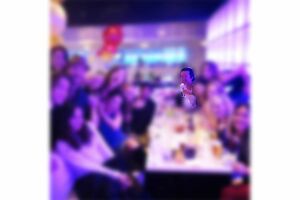 福田淳氏が写真共有サービスの個人アカウントに投稿している女性に囲まれたパーティー姿