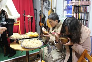 『ロスジェネ食堂』に足を運んだ参加者の様子