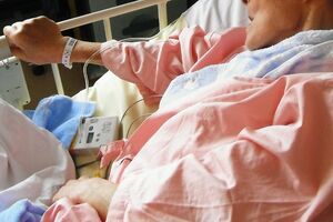 救急患者用のベッドをコロナ病床に転用するなどした影響で、一般診療も逼迫しつつある(画像はイメージです)