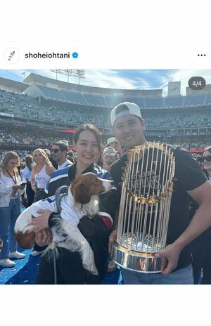 11月2日、真美子夫人とデコピンと優勝パレードに参加した（大谷翔平のインスタグラムより）