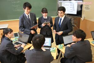 パソコンなども活用しながら、ディスカッションやグループワークなどを中心に授業が行われる