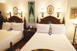 香港ディズニーランド・ホテルの『アナと雪の女王』がテーマのスイートルーム。部屋のコーナーにはオラフ、ベッドの上にもキャラクターが待っていて、ファンにはこたえられない魅力。部屋中が『アナと雪の女王』の世界  