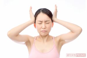 【NG動作】こめかみは骨が薄いので、押す力が強すぎないように　モデル／いはらようこ（ミューズ）　撮影／菅沢健治