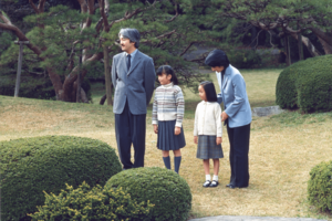 当時10歳の眞子さん、6歳の佳子さまを中心に仲睦まじい秋篠宮家（2001年11月）