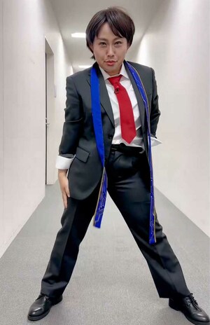 「2頭身の櫻井翔」人気ソロ曲『T.A.B.O.O』を歌いながらノリノリでダンスを披露したキンタロー。(本人のXより)
