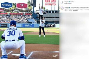 ドジャースvsロッキーズ戦の始球式に登場した、ミラノ・コルティナ五輪金メダリストの“りくりゅうペア”こと三浦璃来と木原龍一（ドジャースの公式インスタグラムより）