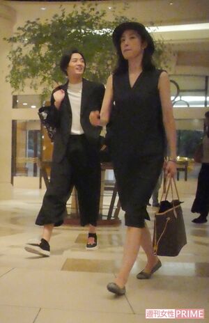 2018年5月に行われた舞台『修羅天魔～髑髏城の七人Seasоn極』の打ち上げにて。1回目の打ち上げの（左）竜星涼と（右）天海祐希。同じ事務所のふたりは、談笑しながら会場へ