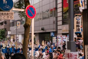 実際の高円寺阿波おどりの様子（'14年撮影）踊り手が通る道は、見物客で溢れかえる（写真は加工しています）