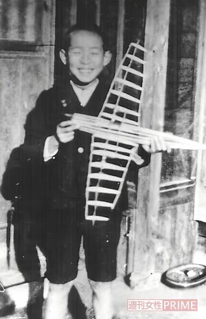 最初の発明は5歳のとき。その「自動重心安定装置」を持つ中松少年 写真提供/ドクター・中松