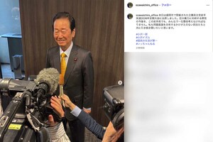 立憲民主党岩手県連2026定期大会に出席した際の様子を投稿した小沢一郎氏。参政党カラーを連想させるオレンジ色のネクタイを着用(本人のインスタグラムより)