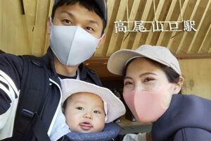 闘病しつつ家族で高尾山に登った小杉英朗さんが笑顔で暮らせるわけとは？（写真：小杉さん提供／東洋経済オンライン）