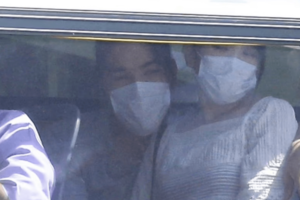 バス車内では圭さんが眞子さんの肩に手を回して密着（『デイリー・メール』より）