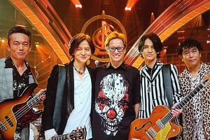 『音楽の日』で記念写真を撮る中居正広と『男闘呼組』