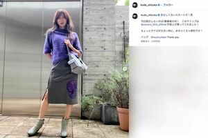 紫色の大きなドクロがあしらわれた、ひざ下丈スカートを披露した工藤静香（本人のインスタグラムより）