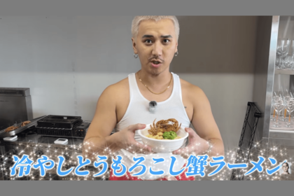 冷やしとうもろこし蟹ラーメンを作るこめお（公式YouTubeより）