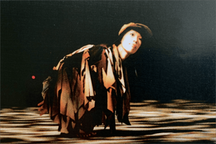 『戦争ワンダー』のスズメ役を熱演する坂口。セリフがない坂口に「話したそうなスズメだな」と共演者の八十田は感じたという