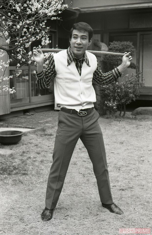 '76年、自宅の庭で稽古中の十二代目團十郎さん。この翌年に海老蔵が誕生した