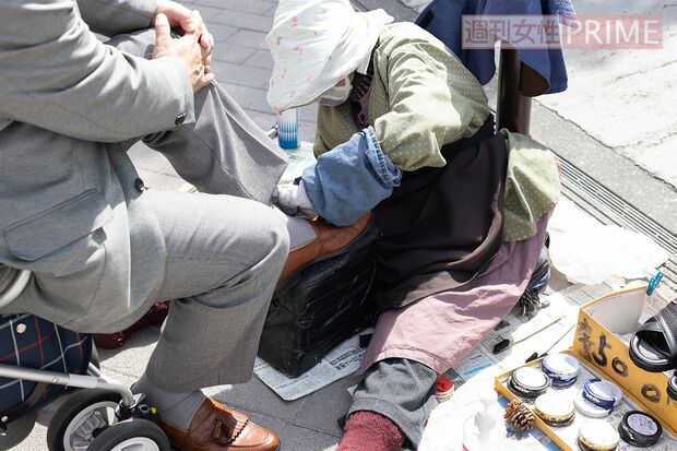 指先を使い、細かいところまで丁寧に作業する