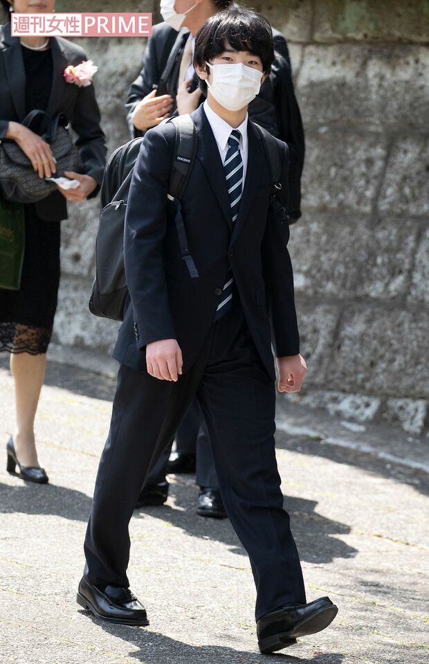 制服がない筑附高の入学式に、濃紺のスーツ姿で出席された悠仁さま（4月9日）