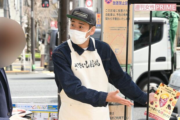 焼き芋店の営業中に直撃インタビューを受けるやまもとまさみ