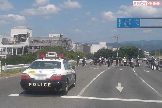 地震発生からしばらくした後、爆発が起きた『イオンモール熊本』には警察や報道陣が集まっていた