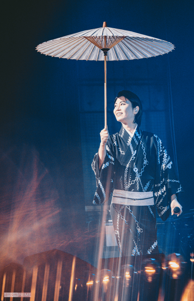 和傘を手に登場。『お江戸のさのさ』などを(写真/西槇太一)
