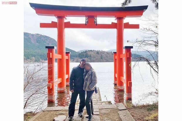 2020年の箱根旅行中、芦ノ湖にある鳥居の前でのラブラブなふたり