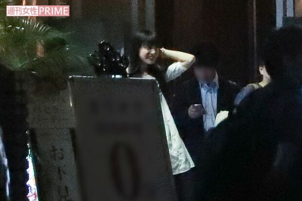 打ち上げ後、会場前で談笑する新川