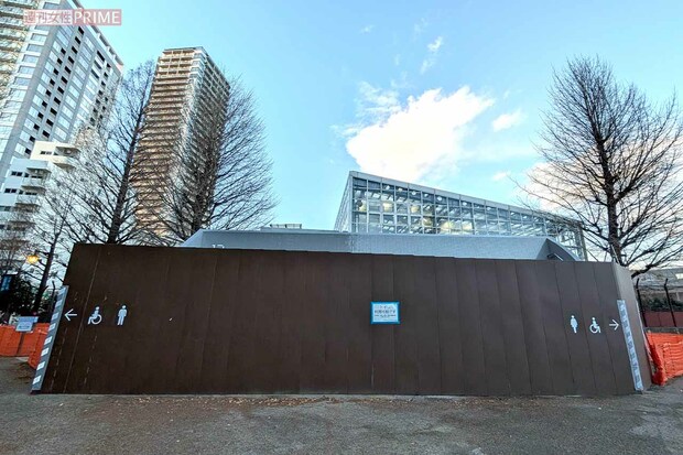 問題になっている上野公園の「仕切りなしトイレ」外観　撮影／編集部