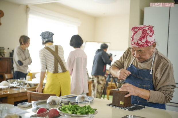 撮影スタッフのために豆にこだわったおいしいコーヒーをいれ、場を和ませる気遣いも