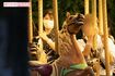 遊園地でご友人らと一緒にメリーゴーランドを楽しまれる愛子さま（'23年9月）