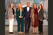 王室公式SNSに投稿された国王ご一家の家族写真。(左から順に)アリアーネ王女、アマリア王女、アレクサンダー国王、マキシマ王妃、アレクシア王女