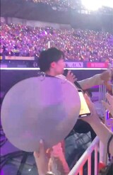 ファンのスマホを預かる『美 少年』の浮所飛貴（ツイッターより）