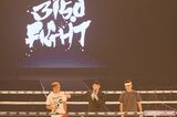 「3150FIGHT vol.3」のリング上で選手たちをたたえる。大盤振る舞いで無料で配布したパンフレットには、“ボクシング改革を始めます。「ボクシングの未来」をともに育てましょう”と書いてあった　撮影／廣瀬靖士・山田智絵