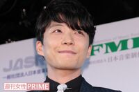 星野源、オフィシャルブック(4000円)がバカ売れでファンが困る展開に