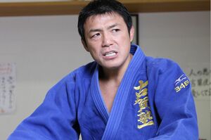 『週刊女性』のインタビューを受ける古賀稔彦さん（2010年）