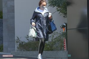 買い物から帰宅する加藤綾菜