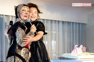 船上ライブで岩井志麻子の登場に喜ぶ華原朋美