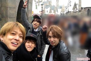 左から寺西拓人、目黒蓮、原嘉孝、森継亮太。ハシャぎながら、寺西がめいっぱい手を伸ばして自撮りでパチリ（2017年10月）