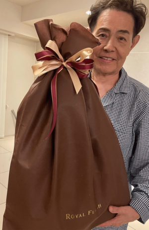 加トちゃんがプレゼントの大袋を!自分もつらいのにありがとう