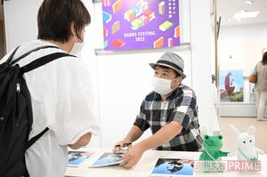 東急ハンズ横浜店で行われた展示会でサインをするリトさん。ファンには週刊女性の読者世代と同じ中高年の女性が目立つ　撮影／渡邉智裕