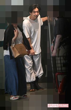 都内の老舗バーの20周年記念パーティーで、バンド演奏を披露した柄本時生(2019年8月)