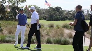 ノリノリでハイタッチする場面も（内閣広報室提供）