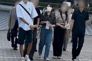 '23年9月、男女6人で東京ドームシティを訪問、大満喫された愛子さま(写真中央)