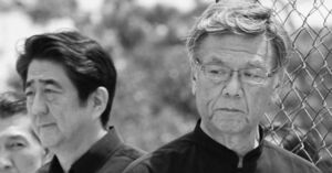  『慰霊の日』の追悼式典で参列者に怒鳴られた安倍首相と翁長沖縄県知事