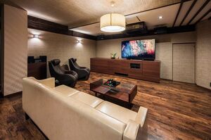 宮原さんが経営するラブホテルの一室。室内は広々。バリアフリー化が進む部屋もある