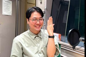 結婚指輪を見せる依藤たかゆき（マイナビラフターナイト公式Xより）